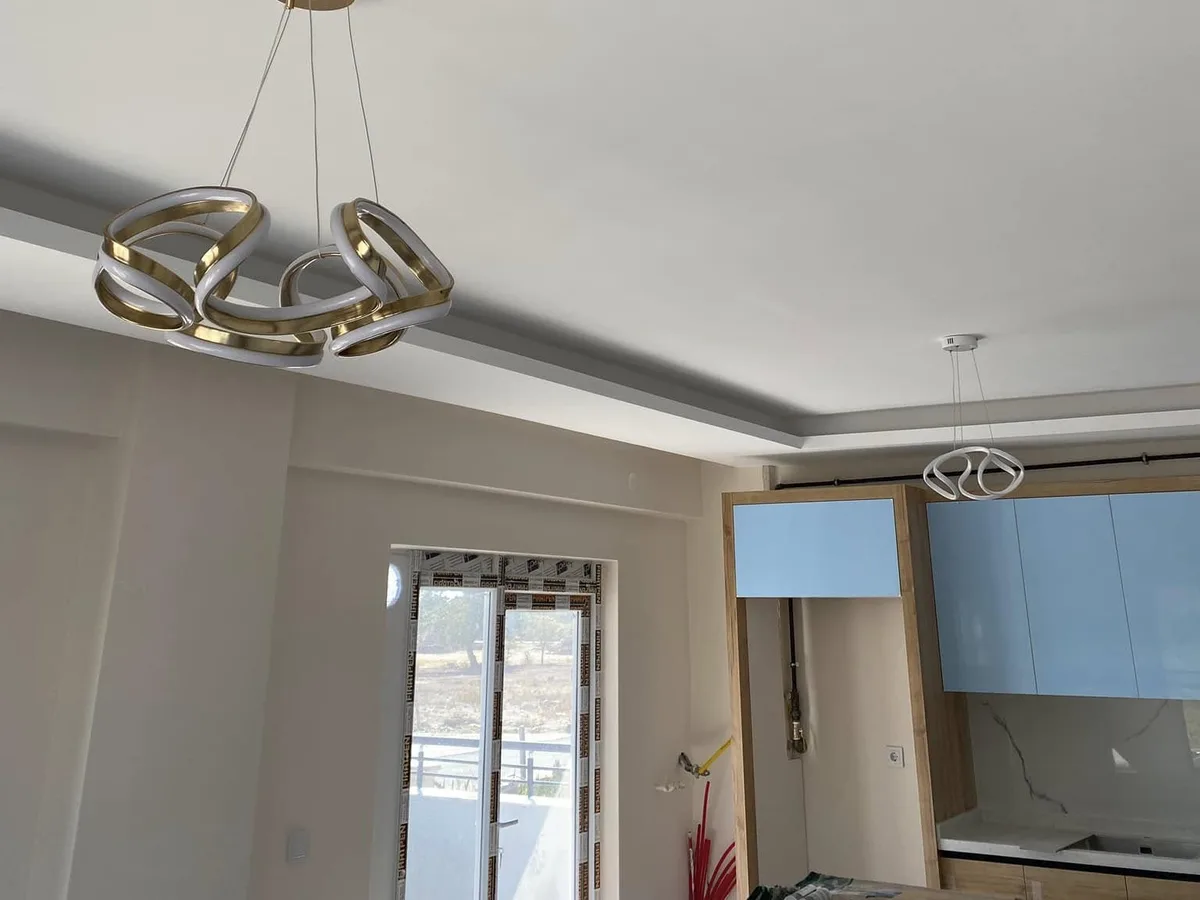 Montajı tamamlanmış modern avize ve kartonpiyer aydınlatması