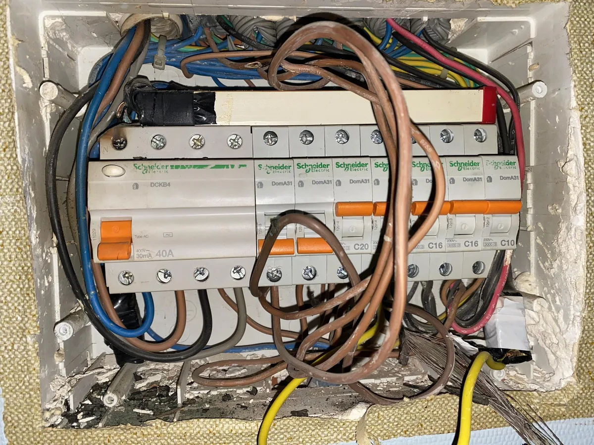 Açılmış daire elektrik panosunda otomat sigortalar ve hat bağlantıları