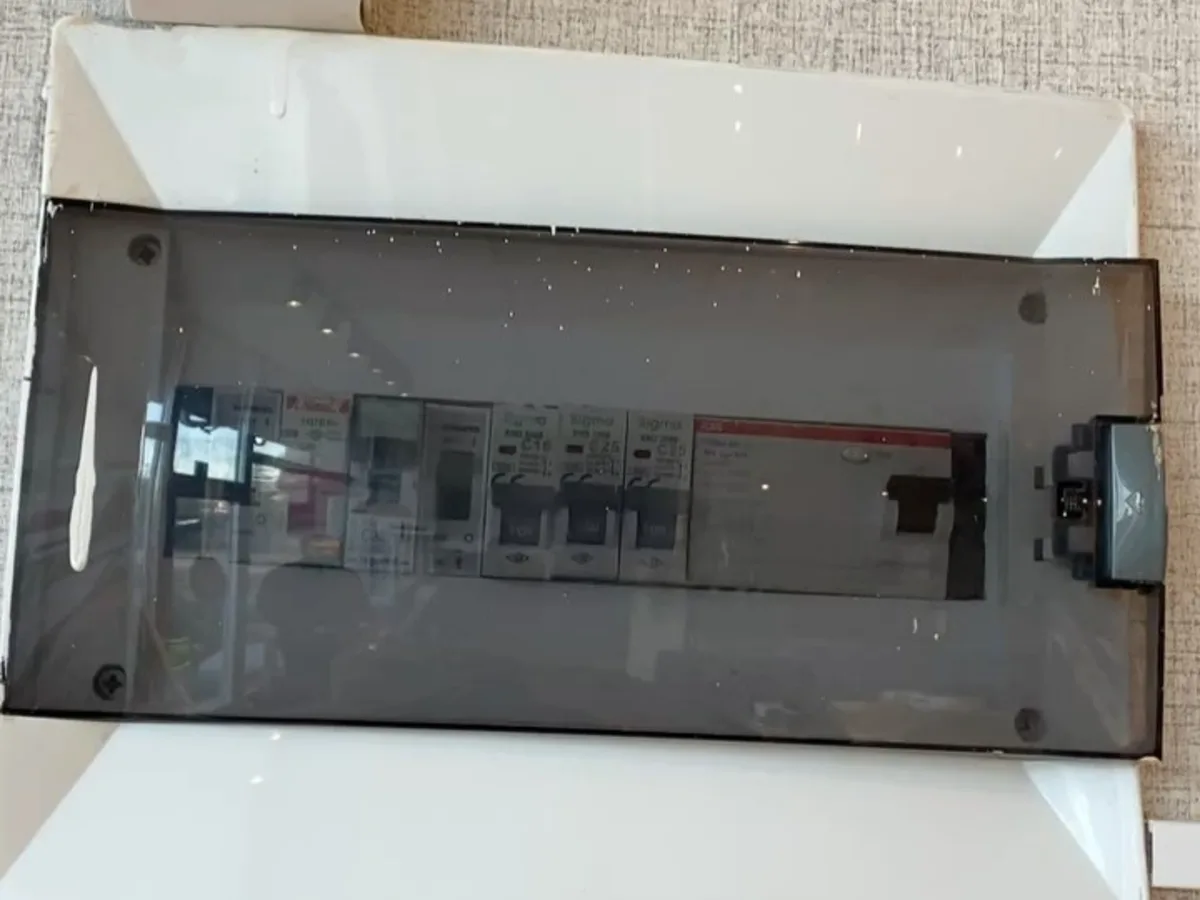 Duvara monte sigorta kutusu ve içindeki otomat sigortalar