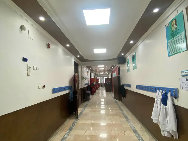 Klinik koridorunda LED panel aydınlatma uygulaması