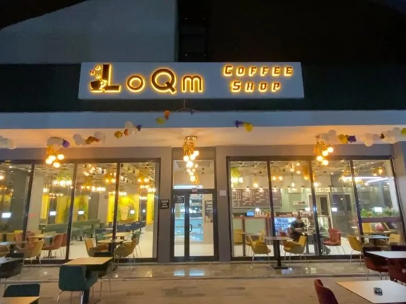 Kafe cephesi ve iç mekan aydınlatması, gece görünümü