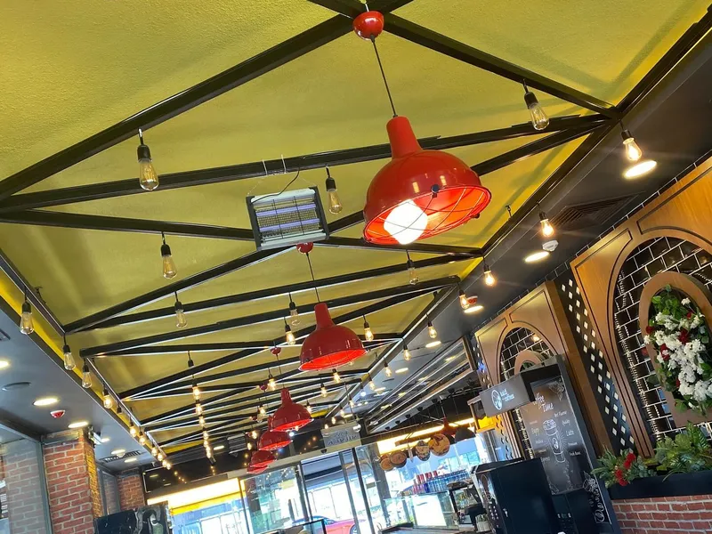 Kafe iç mekanında sarkıt armatür ve tavan aydınlatması