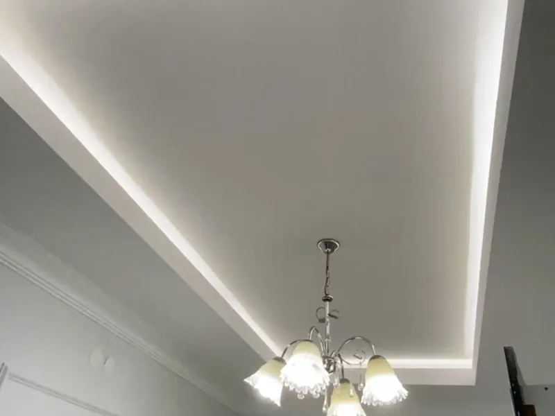 Salon tavanında kartonpiyer ve avize aydınlatması