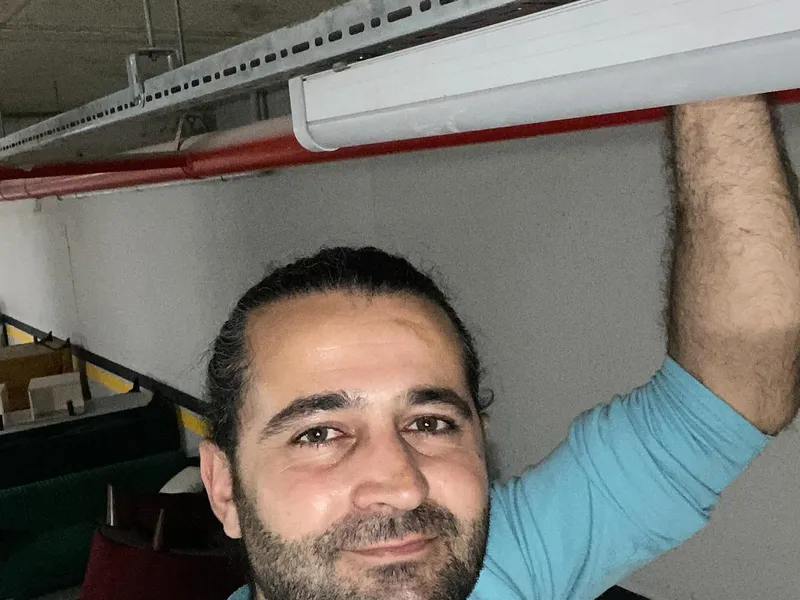 Tavan armatürü montajı sırasında saha çalışması