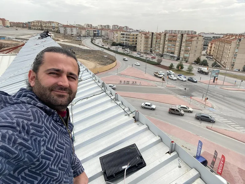 Çatı üzerinde elektrik tesisatı çalışması, Konya manzarası