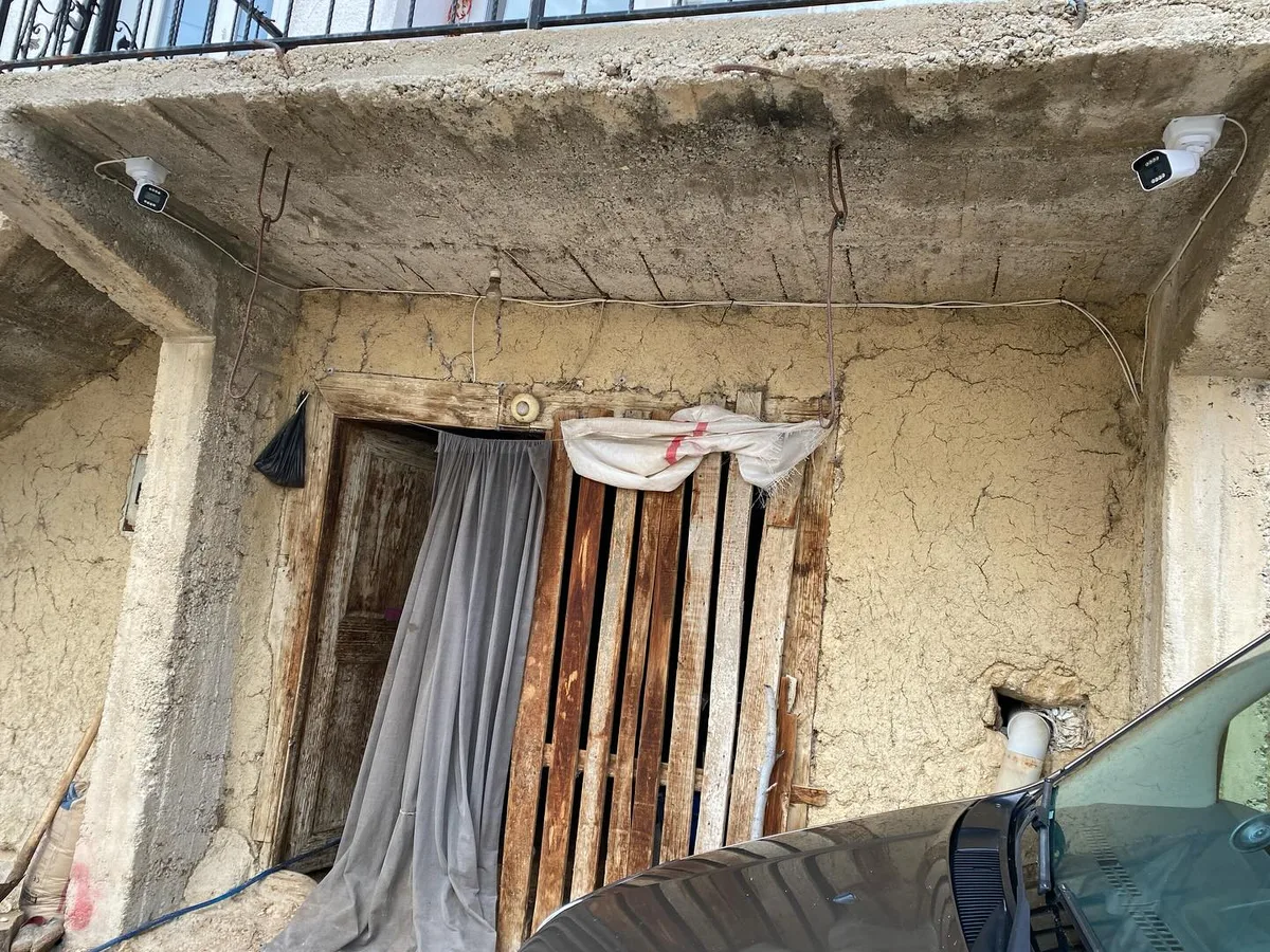 Bina cephesine monte edilmiş iki güvenlik kamerası ve kablolaması