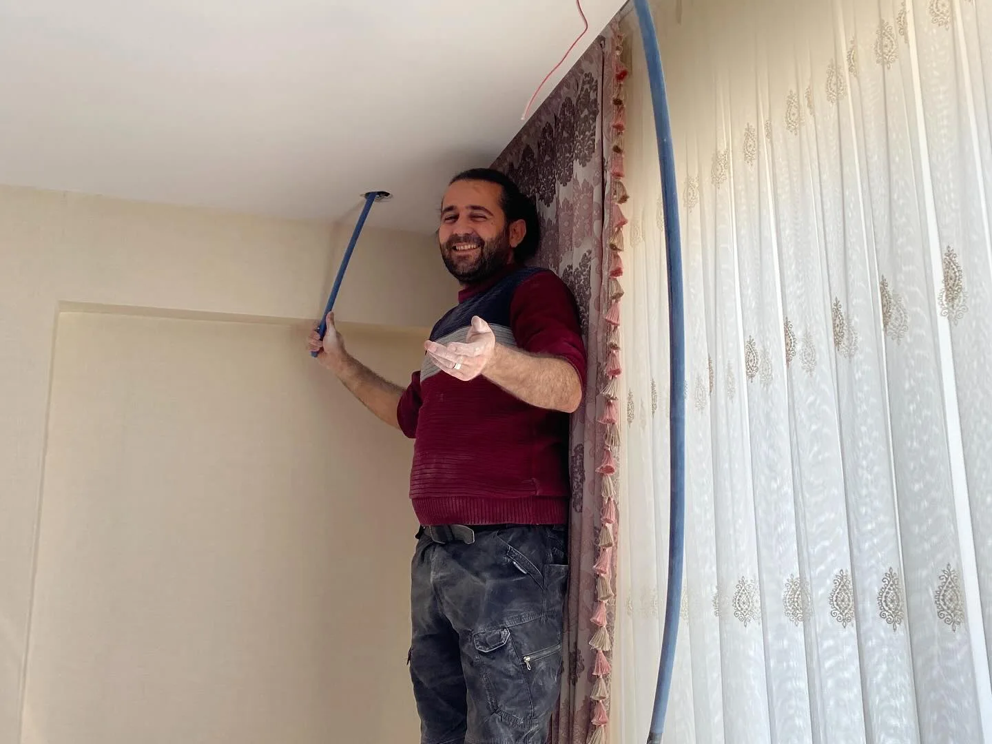 Ali Başar, Konya’da bir dairede elektrik tesisatı çekimi yaparken